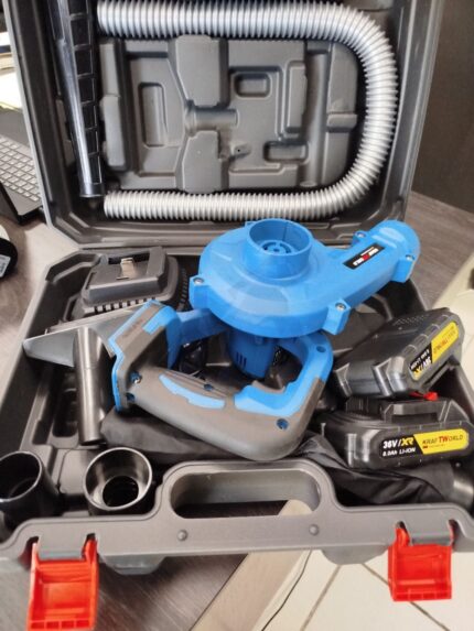 Suflantă și extractor de praf cu geantă de transport! Disponibil cu două baterii